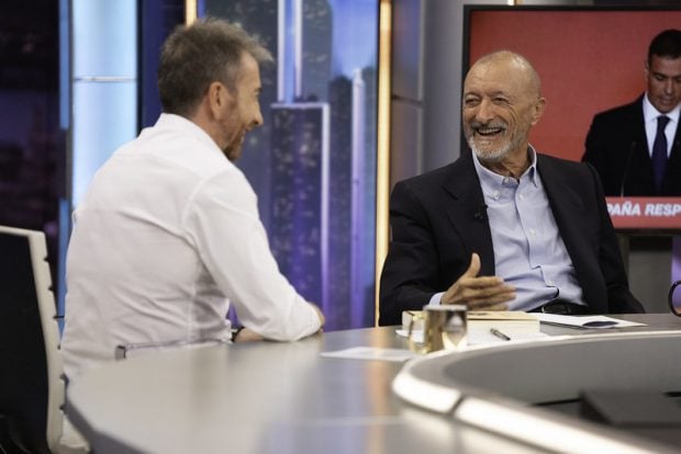 Pablo Motos y Arturo Pérez-Reverte en el plató de 'El Hormiguero' (Atresmedia).