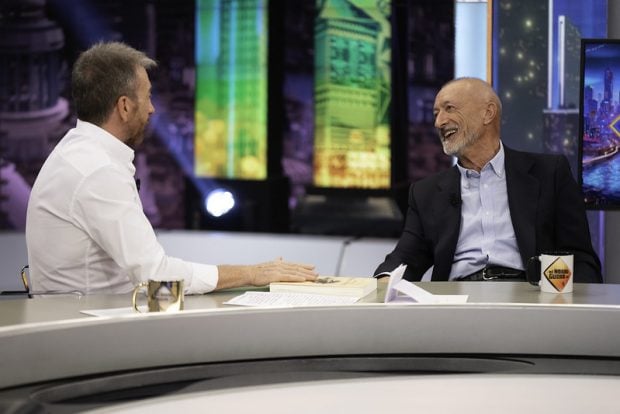 Pablo Motos y Arturo Pérez-Reverte en el plató de 'El Hormiguero' (Atresmedia).