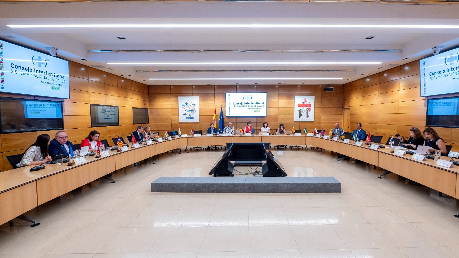 Mónica García deriva a las CCAA la presión sindical en la negociación de la reforma laboral