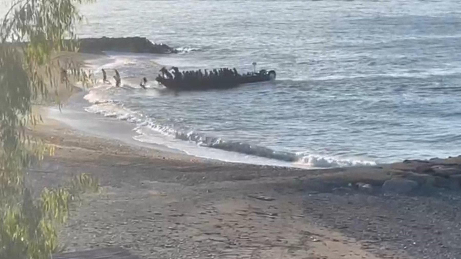 Inmigrantes ilegales desembarcan en una playa de Almería. (AUGC)