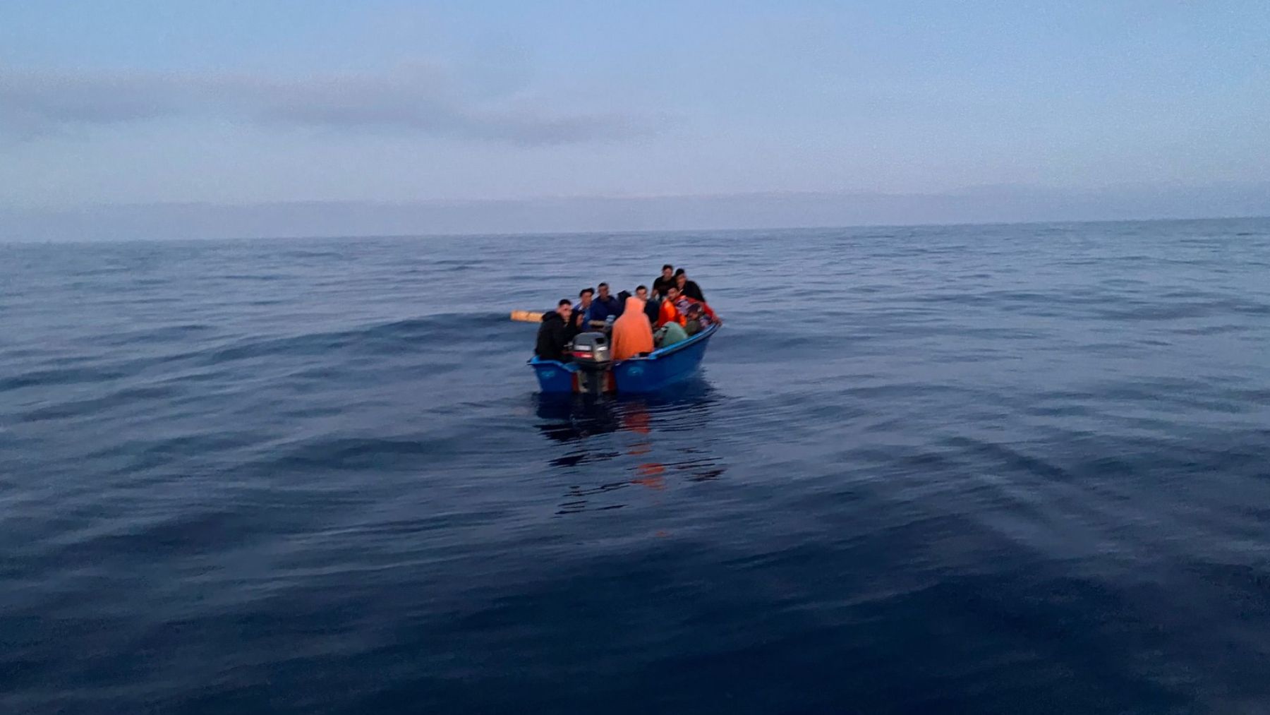 Una patera en el mar balear.