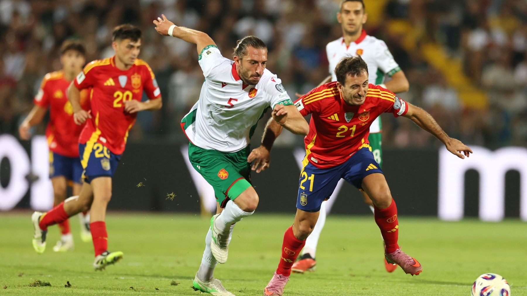 Oyarzabal pelea por un balón ante Bulgaria. (EFE)