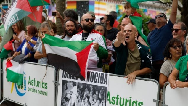 Manifestantes propalestinos en el inicio de la etapa en Laredo