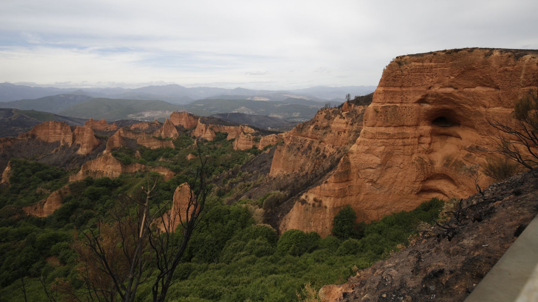 Zona de Las Médulas afectada por los incendios de este pasado mes de agosto, en los que convergieron factores como el abandono del mundo rural y el cambio climático. (Foto: EUROPA PRESS).