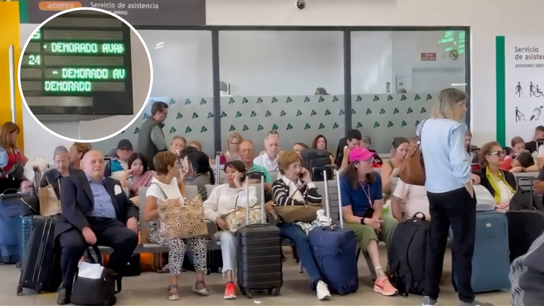 Pasajeros esperando en la estación de Chamartín.
