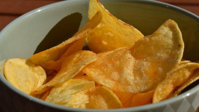 Experta en protocolo desvela cómo comer las papas fritas, experta en protocolo se hace viral en TikTok por enseñar a comer papas, cómo se deben comer las papas en público, aprender a comer papas fritas siendo educado, María José Gómez experta en protocolo.
