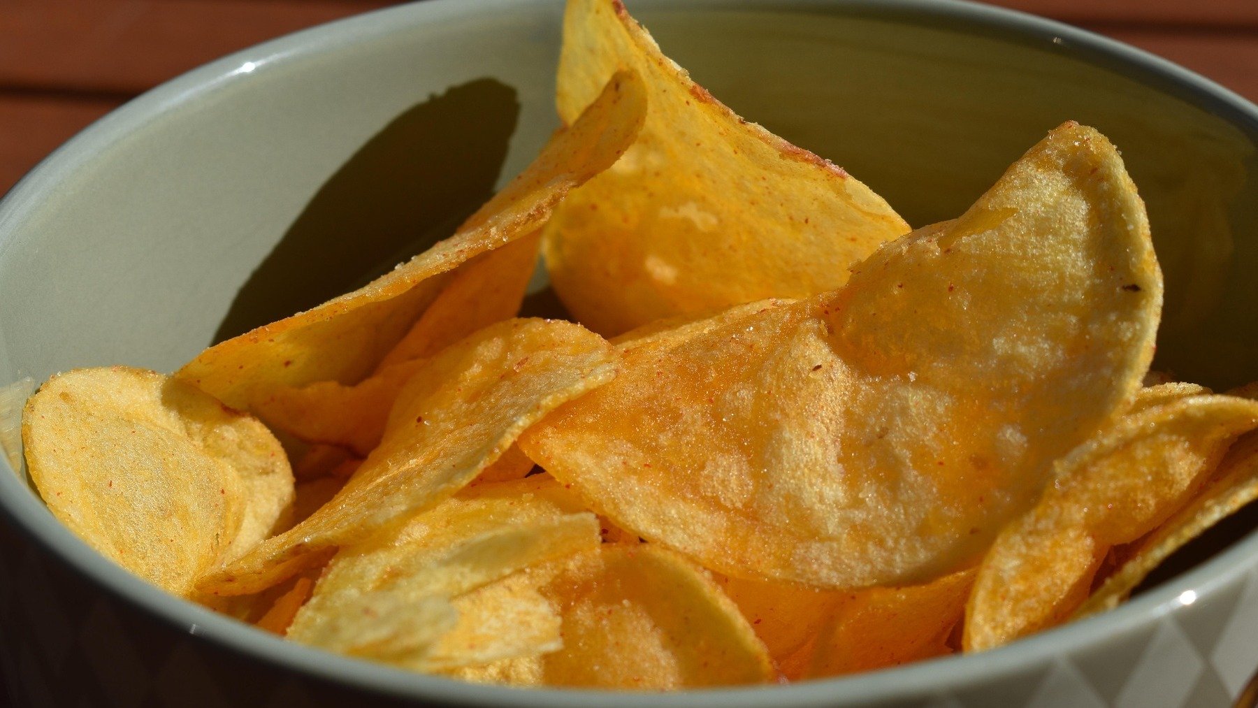 Una experta en protocolo advierte cómo debemos comer las patatas fritas: «Hay que evitar hacer la excavadora»