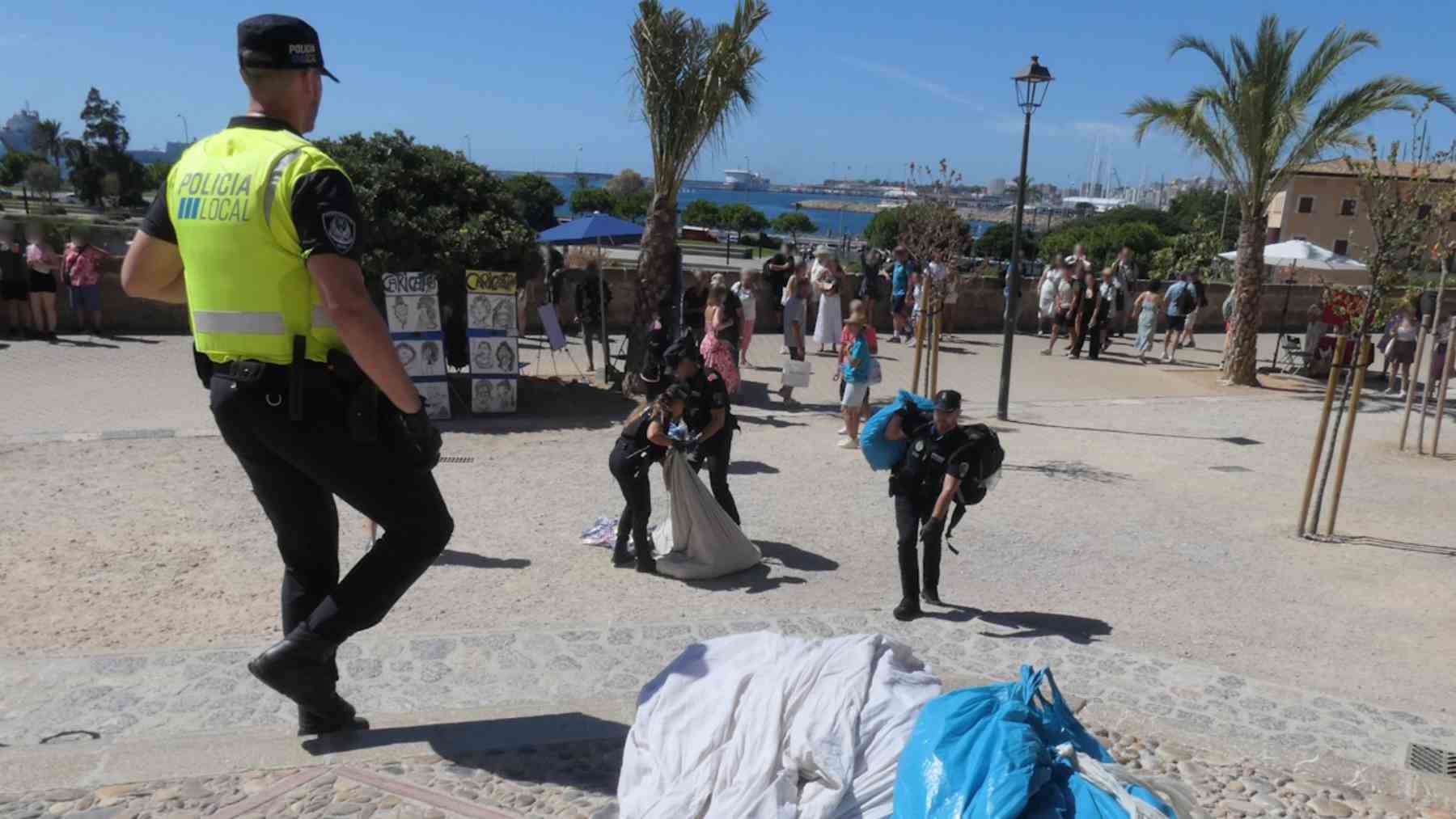 Dispositivo de la Policía Local de Palma contra la venta ambulante ilegal en el centro.