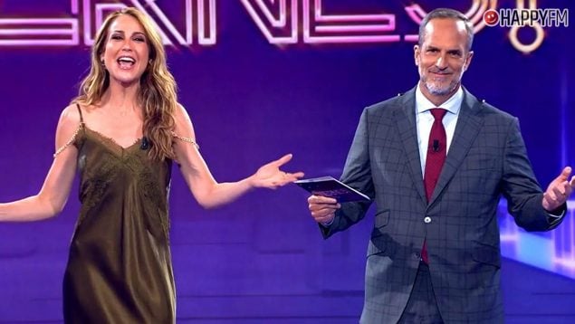 Bea Archidona y Santi Acosta, presentadores de De Viernes. (Mediaset)