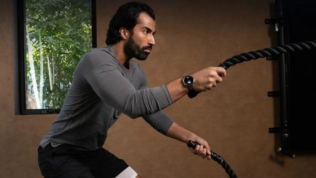 Un joven entrena con un smartwatch