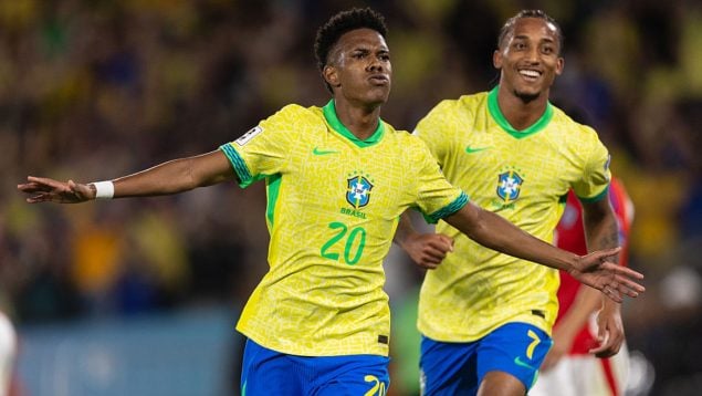Estevao celebrando su gol con Brasil ante Chile. (Getty Images)