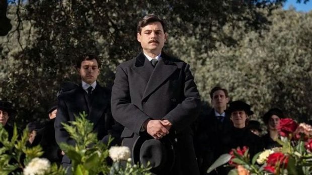 Manuel en el funeral de Jana en La Promesa. (RTVE)