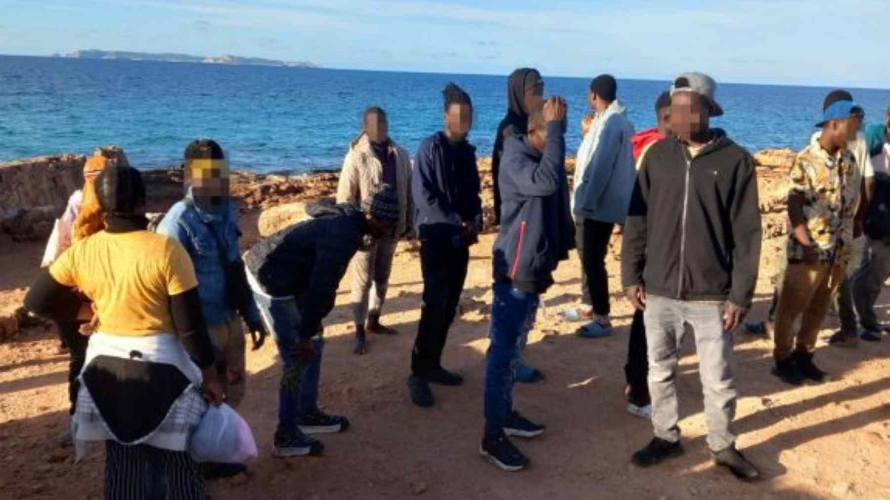 Inmigrantes llegados en patera a la costa sur de Mallorca.