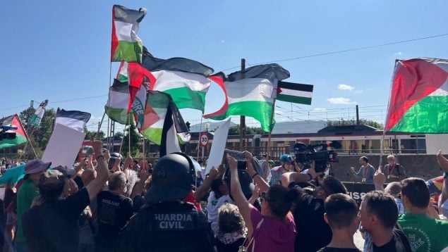 Protestas de activistas propalestinos en una etapa de la Vuelta en Cantabria. (Europa Press)