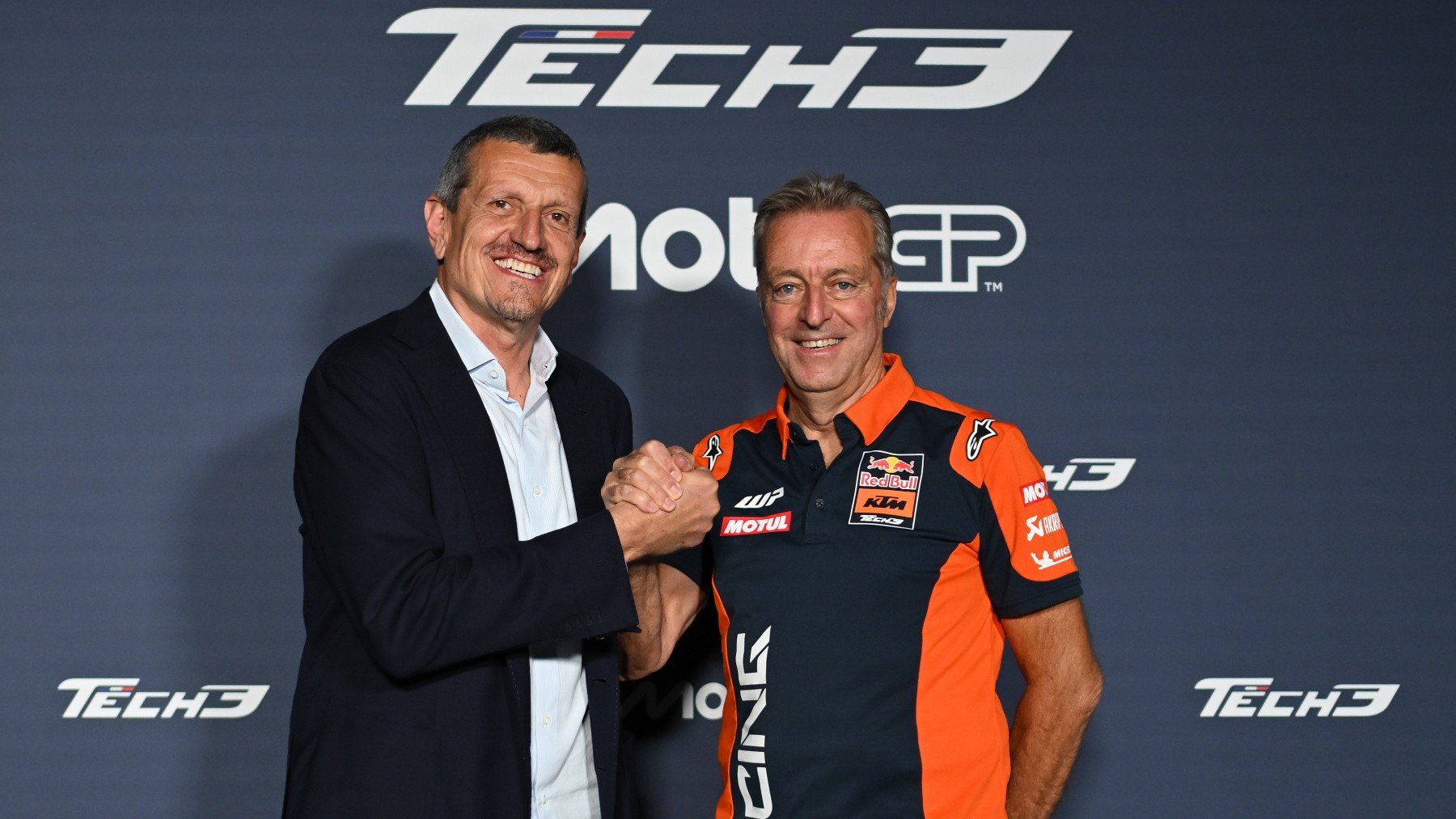 Guenther Steiner posa a junto a Hervé Poncharal tras anunciar la compra de Tech3 MotoGP. (MotoGP)