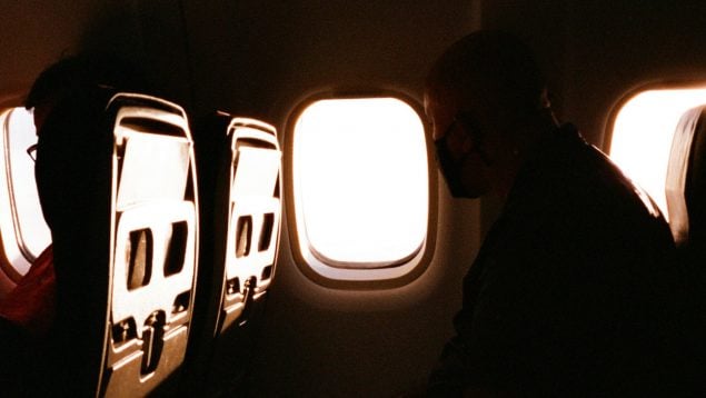 ¿Por qué los enchufes y tomas USB de los aviones solo funcionan en pleno vuelo?