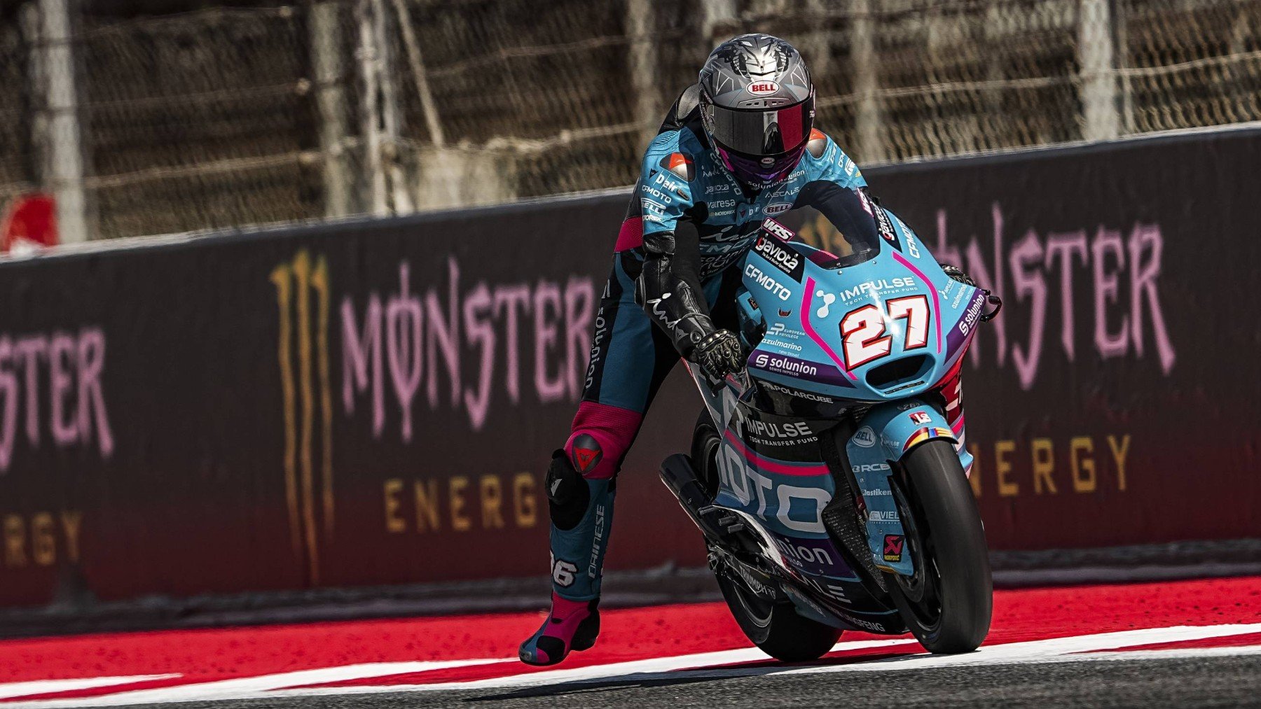Dani Holgado se estrena en la pole en Moto2 en Montmeló con récord de la pista