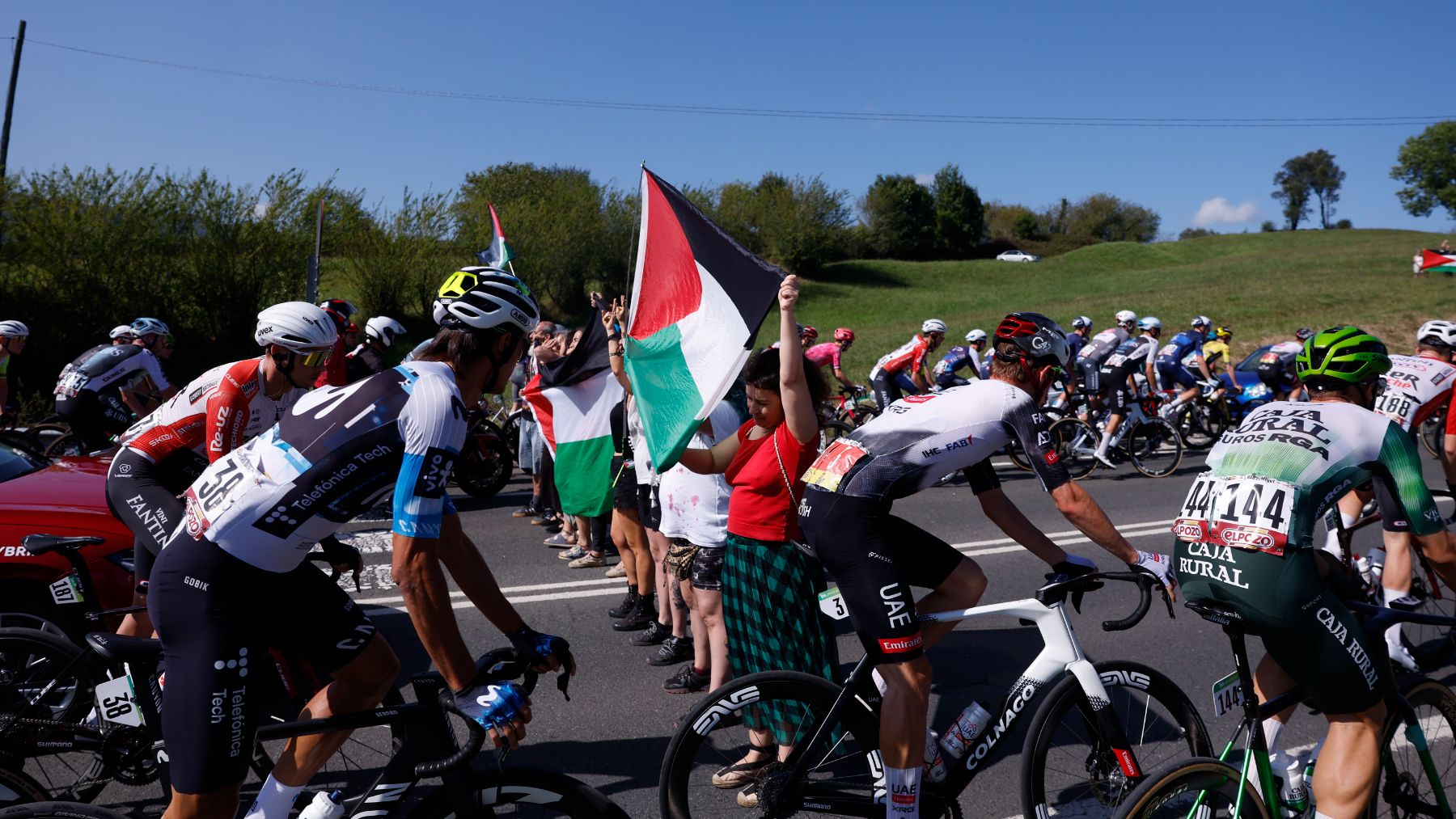 Doce detenidos tras el boicot de radicales propalestinos al inicio del Angliru en la Vuelta