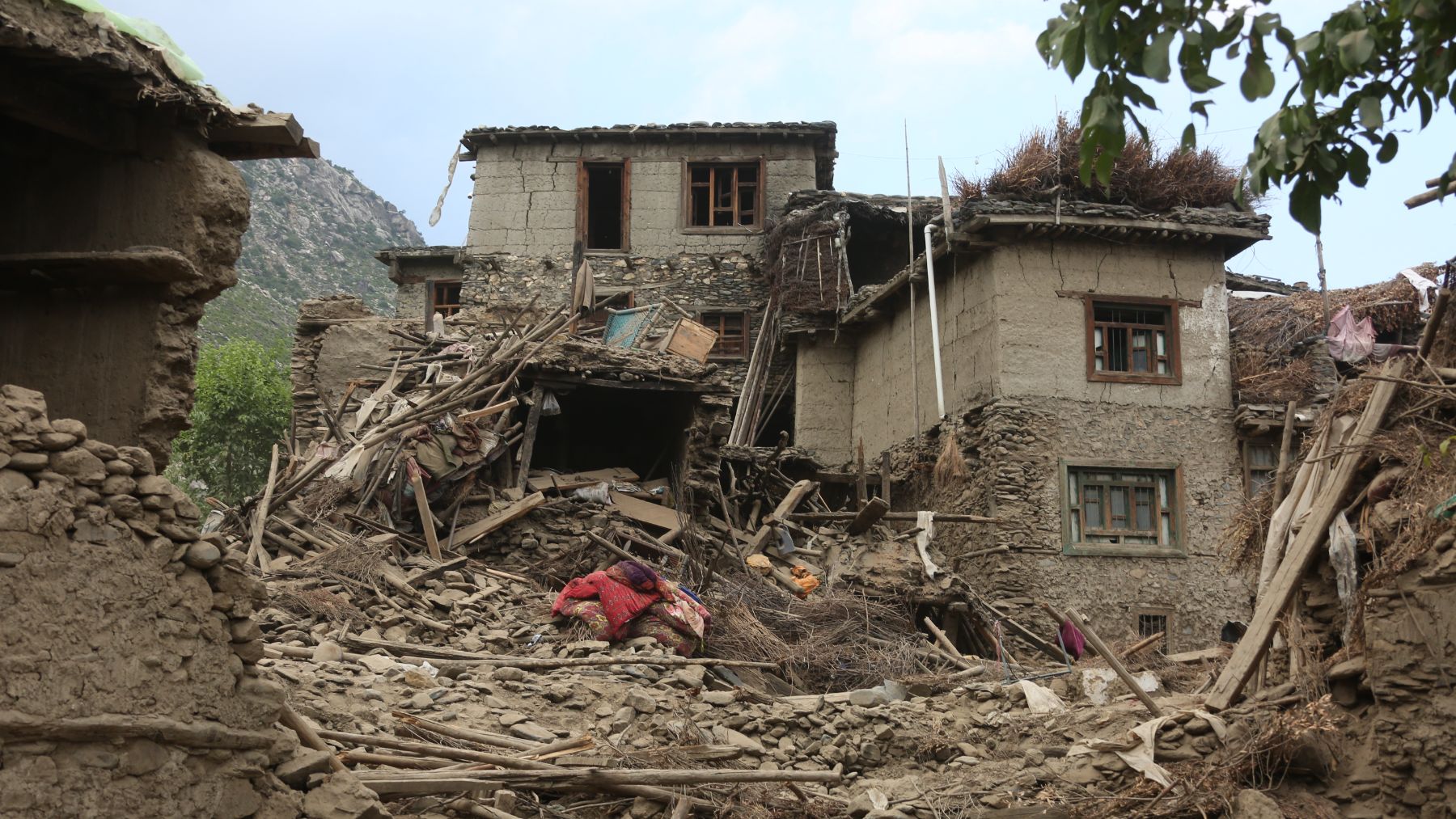 Los talibanes prohíben a los equipos de rescate atender a las mujeres tras el terremoto de Afganistán