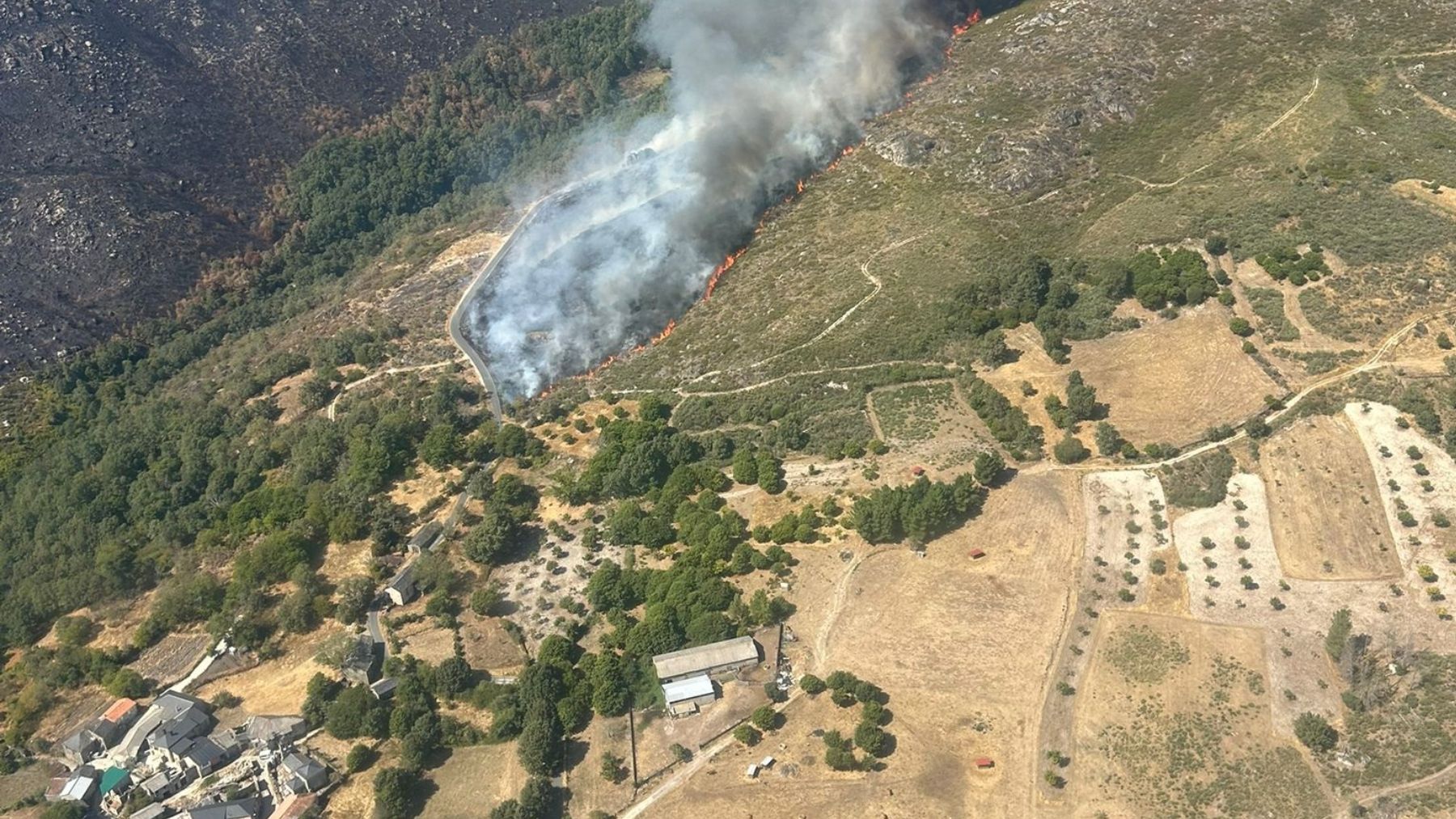 Un nuevo incendio intencionado entre Zamora y Orense obliga a confinar la población de Castromil