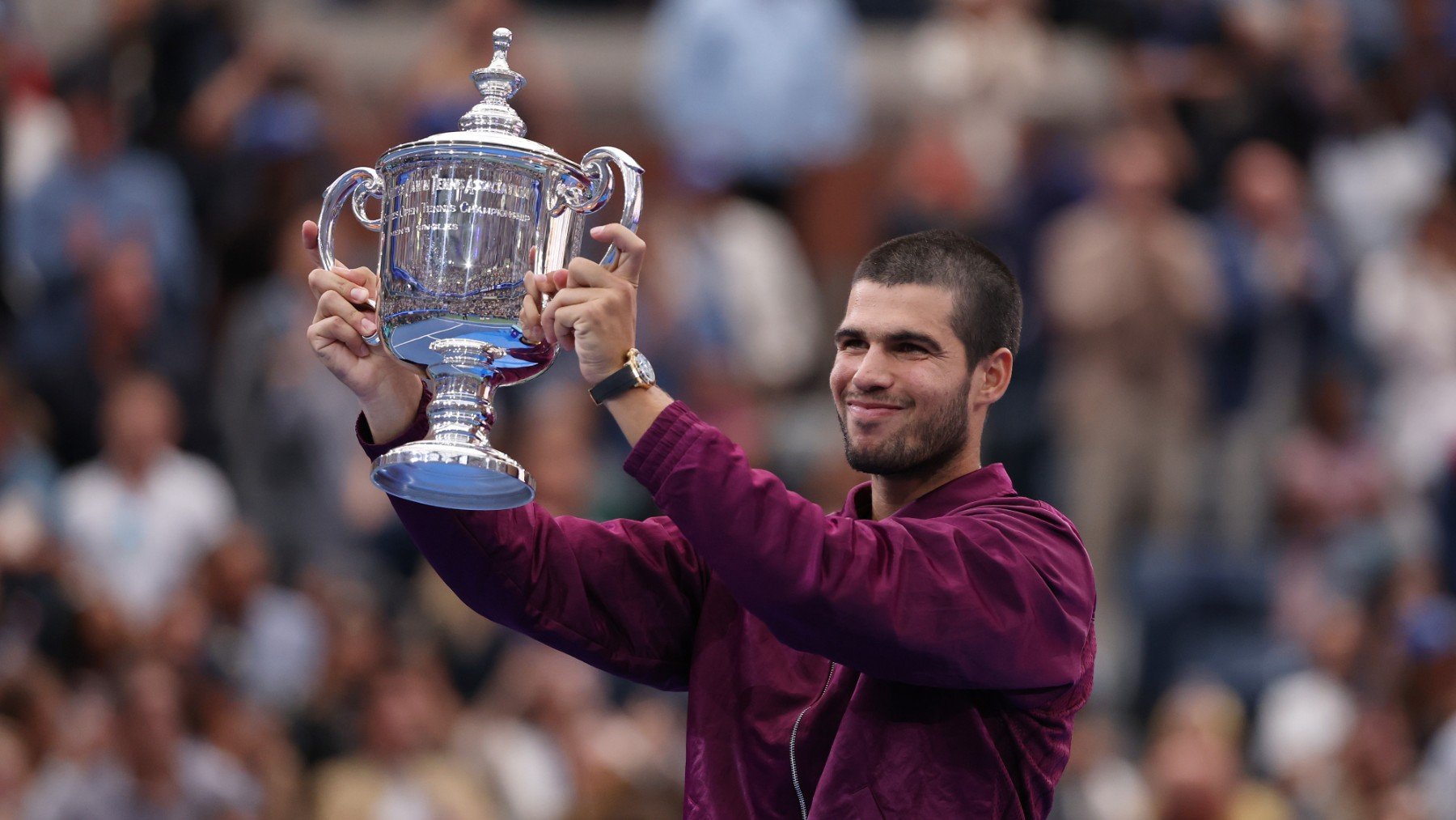 Alcaraz posa con el trofeo del US Open. (Getty)