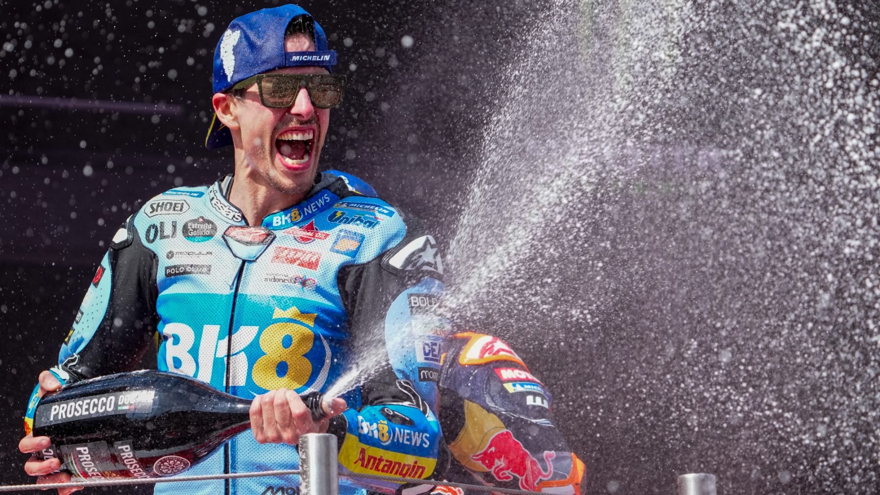 Álex Márquez celebra su victoria en el GP de Cataluña de MotoGP. (EFE)