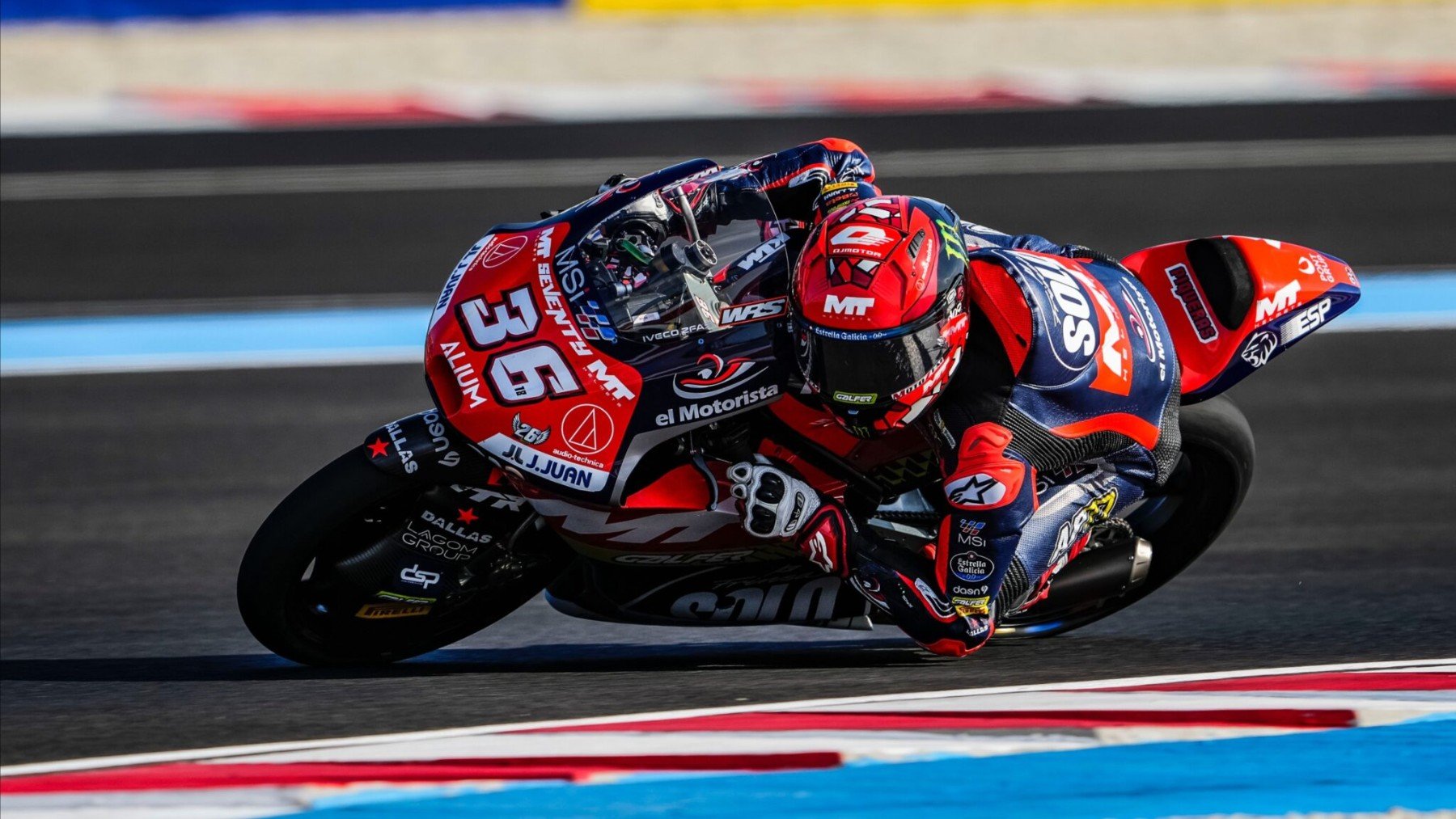Piqueras se lleva una victoria de infarto tras imponerse al líder Rueda en Montmeló en Moto3