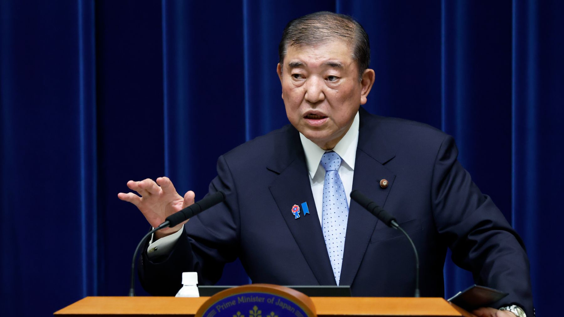 Dimite el primer ministro de Japón ante las crecientes críticas en el seno de su partido