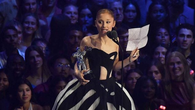 Ariana Grande recoge uno de sus premios en la gala de los MTV VMAs 2025 (Foto: Gtres).