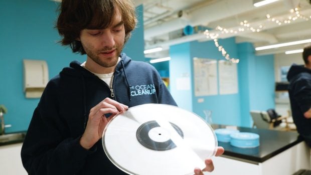  Boyan Slat sosteniendo un vinilo de Coldplay. Foto: The Ocean Cleanup