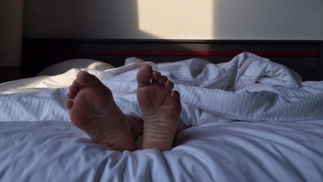 Truco para que las personas mayores no tengan los pies hinchados, cómo evitar edemas en los pies, eliminar hinchazón de las piernas en la tercera edad, hábitos para reducir hinchazón de los pies.