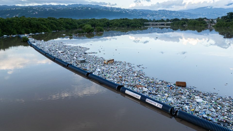 29 millones de kilos de basura: Así limpian la mayor isla de plástico