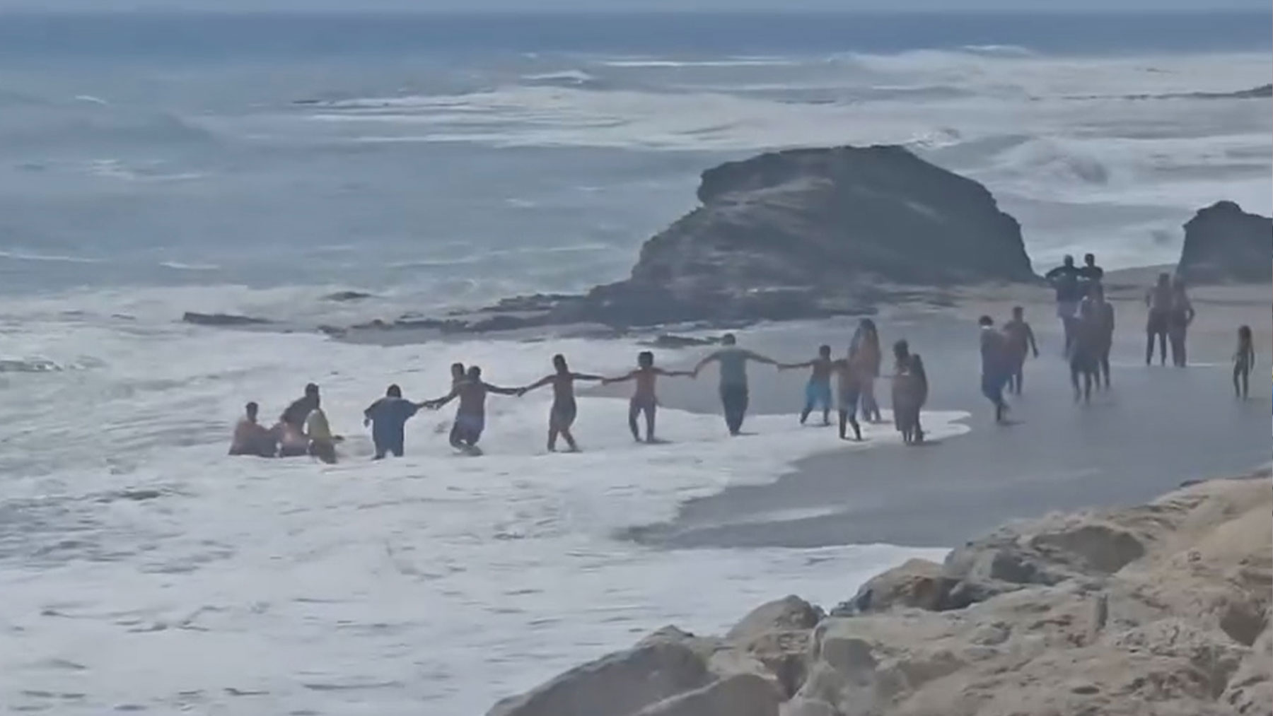 Héroes en Mijas: bañistas forman una cadena humana para salvar a un hombre que se ahogaba en la playa