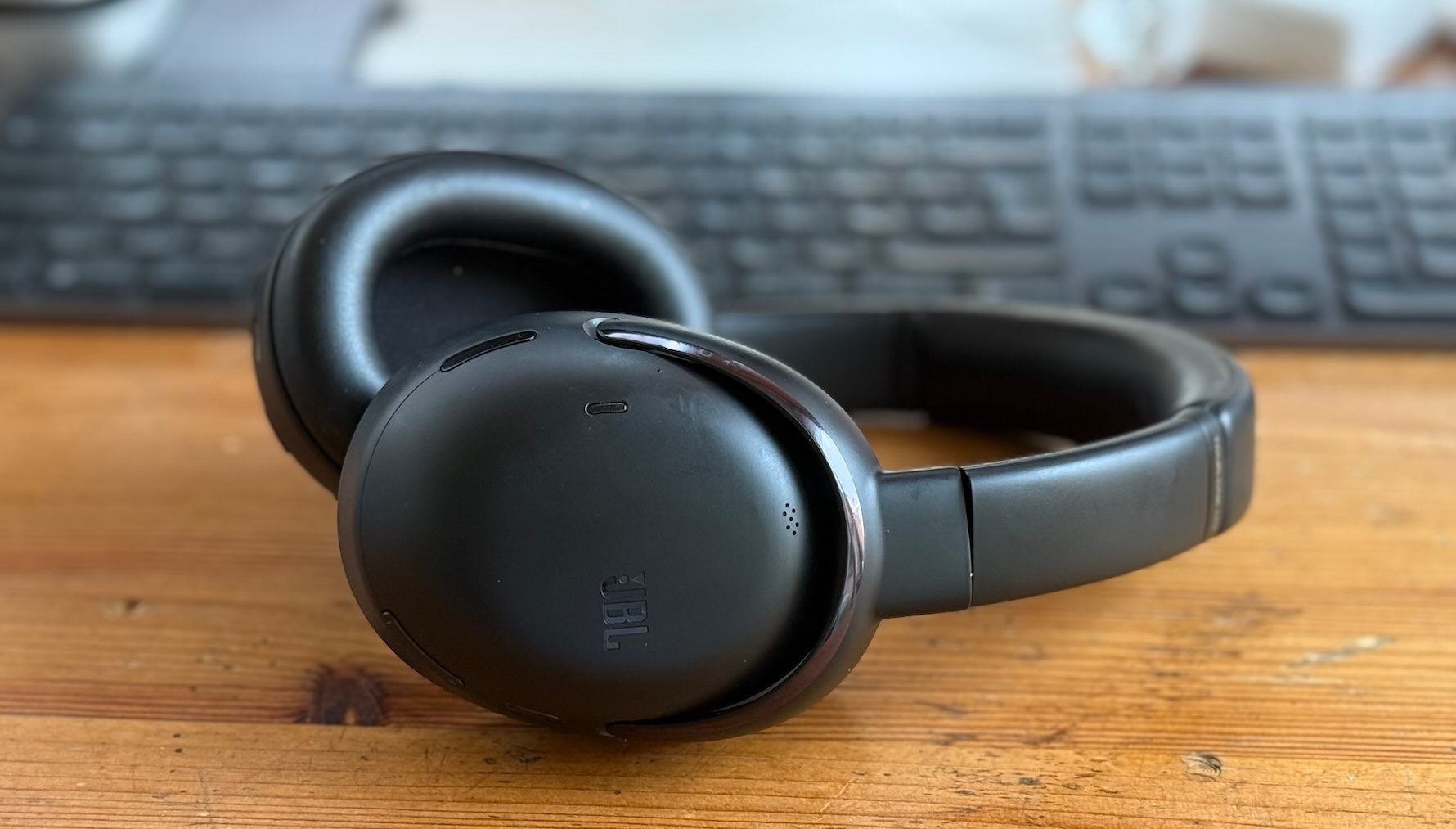 He probado los JBL Tour One M3 y así suenan unos cascos que miran a la gama alta