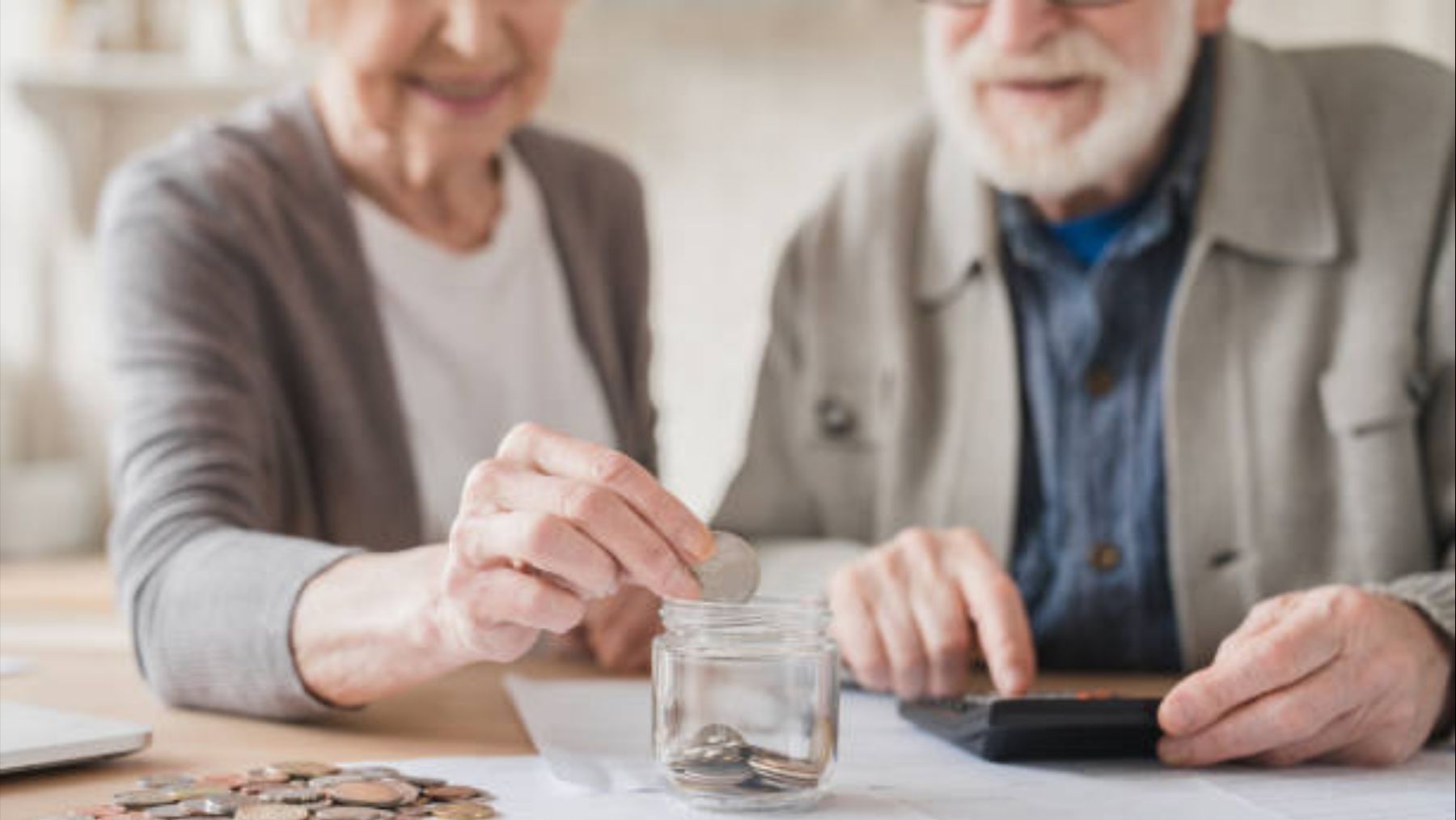 Puedes ahorrar 8 veces tu sueldo y vivir como un rey: el truco de un economista para los pensionistas