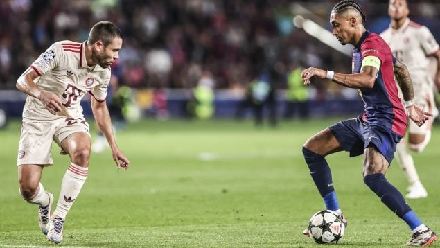 Raphinha encara a Guerreiro en el Barcelona-Bayern. (Europa Press)