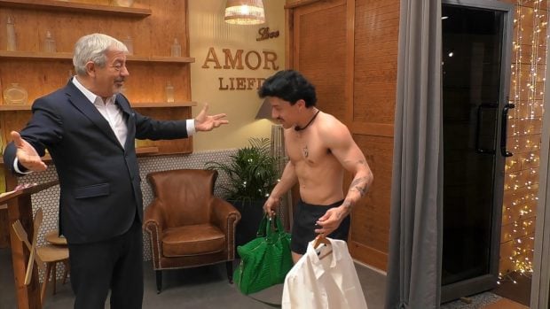 Un comensal entra casi desnudo al restaurante de First Dates (Mediaset).