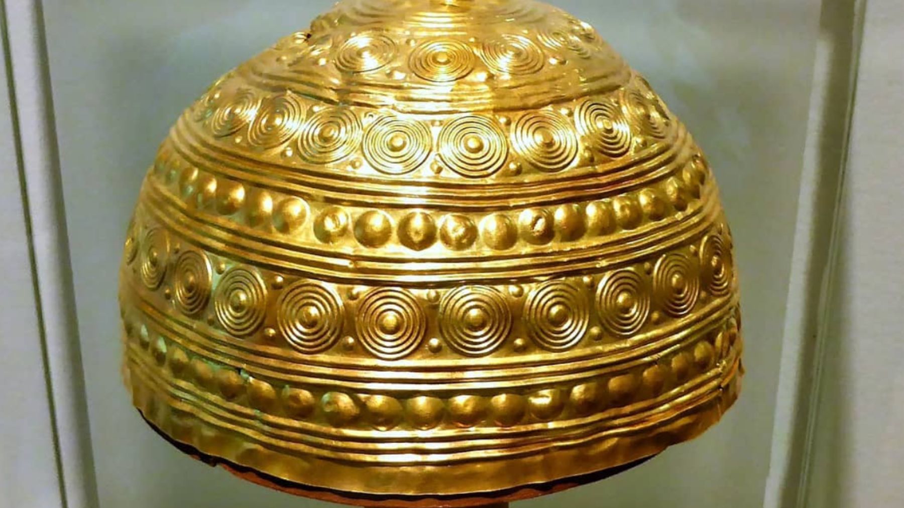 Un pescador gallego encuentra en la playa una joya de oro ancestral que cambia la historia de la región