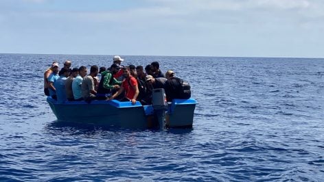 Una patera en aguas de Baleares.