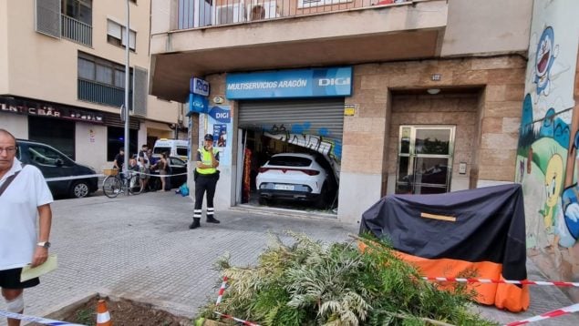 Un conductor drogado pierde el control de su coche y embiste un taller de la calle Aragón de Palma