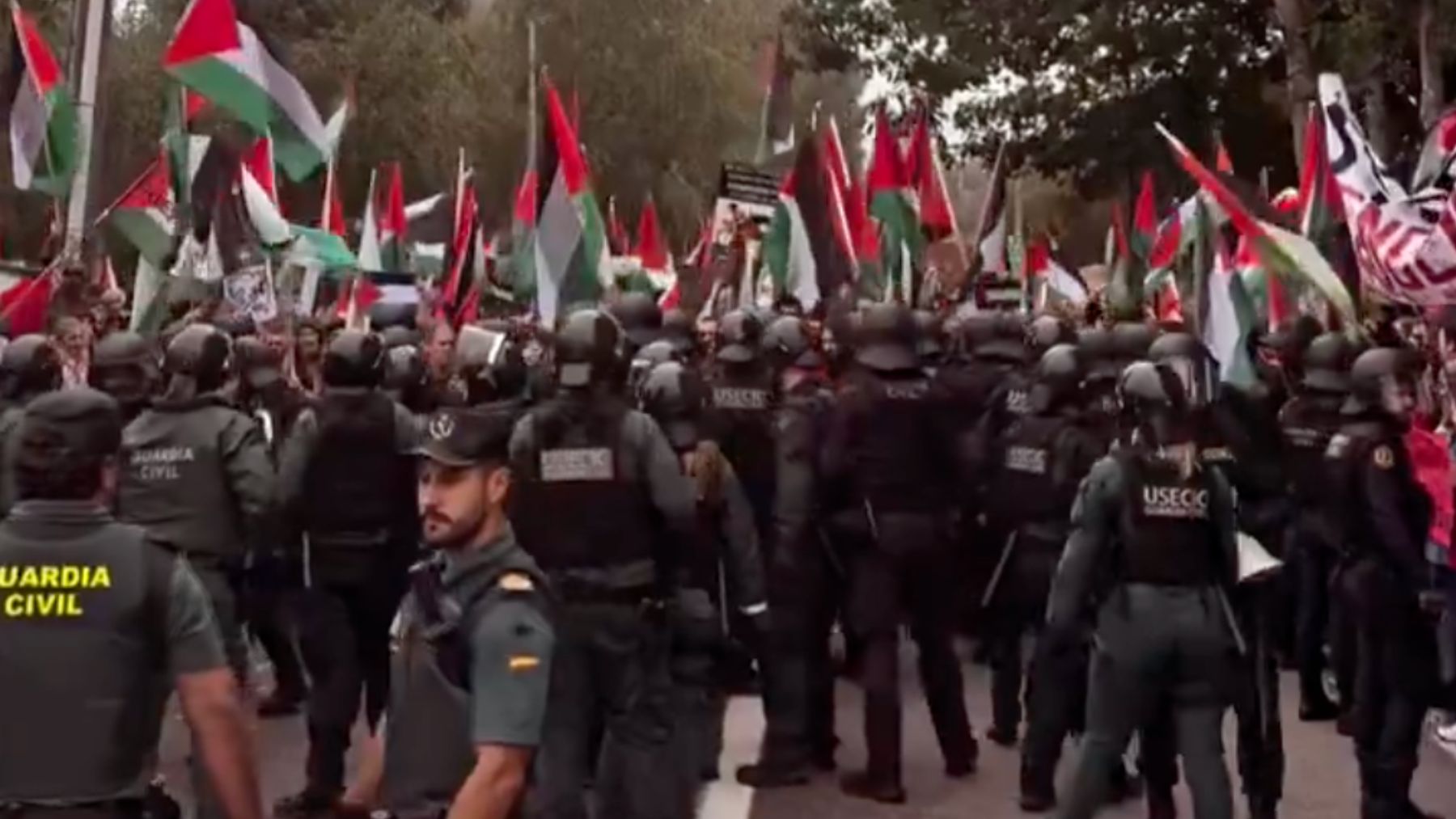 Otro bochorno en la Vuelta: radicales propalestinos obligan a parar la etapa a ocho kilómetros de meta