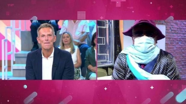 Joaquín Prat y un enmascarado Jorge Javier Vázquez en El tiempo justo (Mediaset).