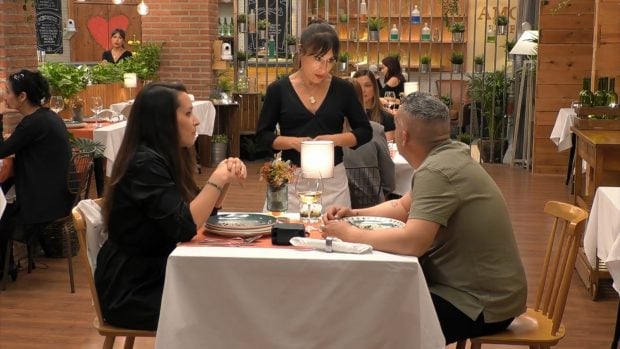 Judith y Alberto en su cita en First Dates (Mediaset).