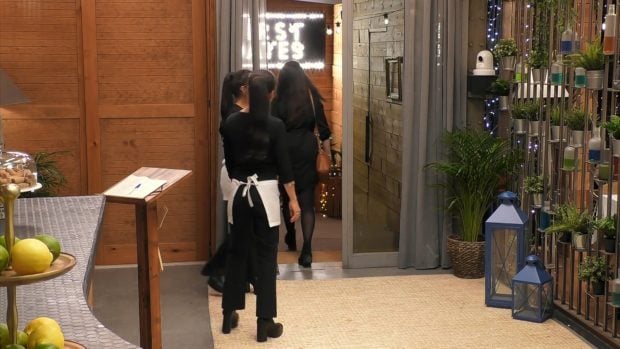Una comensal de First Dates se marcha del restaurante en mitad de su cita (Mediaset).