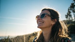 Mujer sonriendo, sol, sonrisa