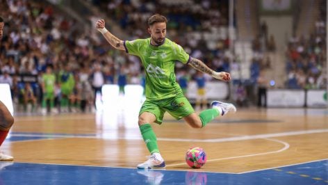 Rivillos disputando un partido contra el Jimbee Cartagena.