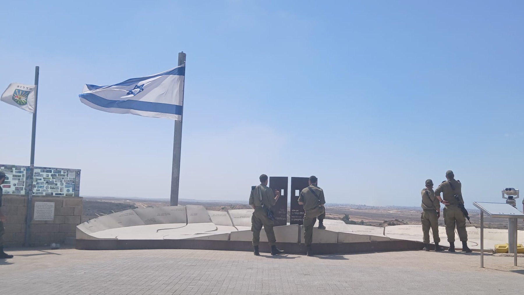 Soldados israelís en un mirador frente a la Franja de Gaza.