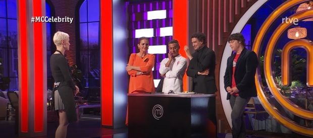 Soraya Arnelas con el jurado de MasterChef Celebrity 10 (RTVE).