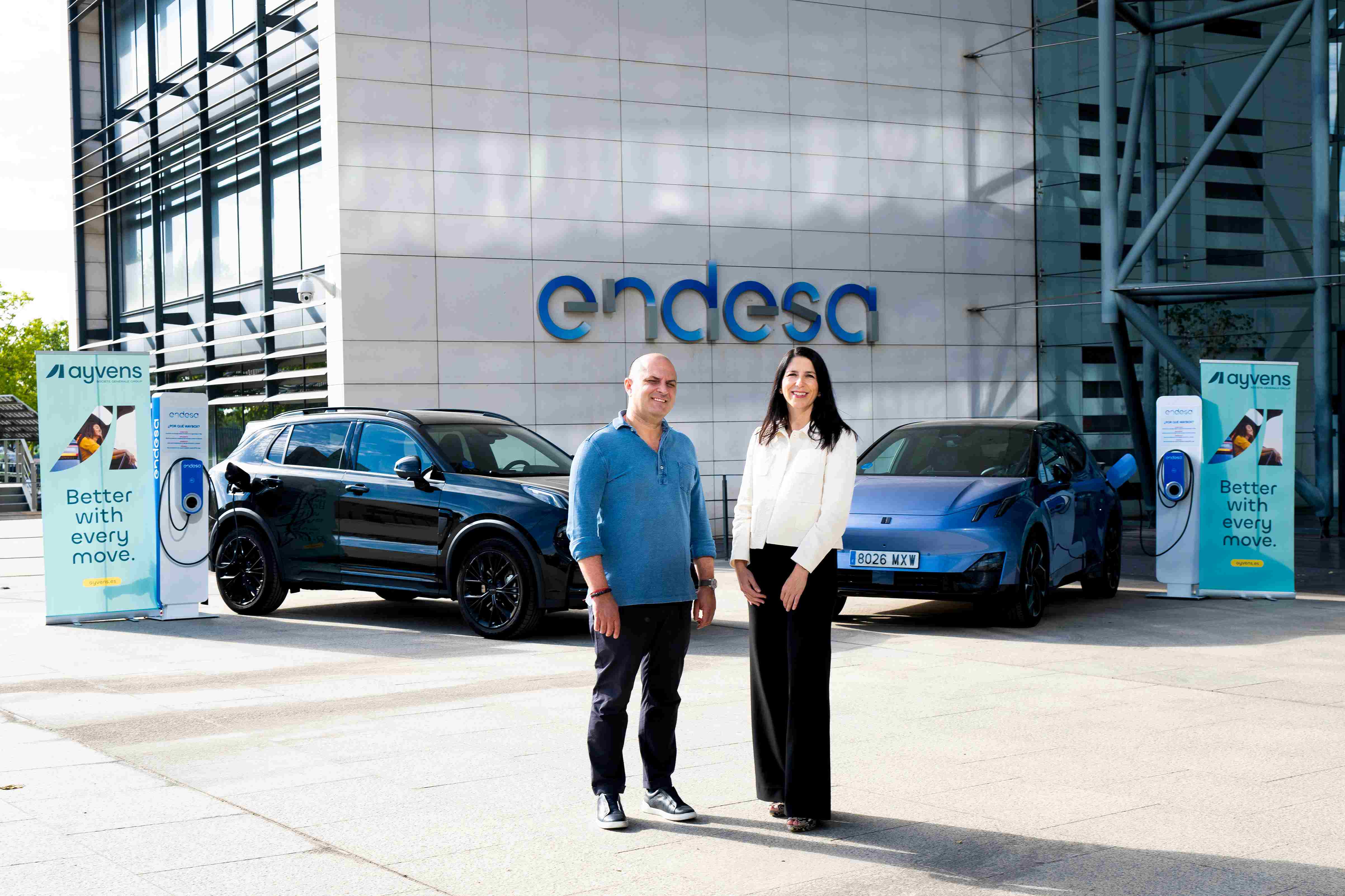Davide Ciciliato, director general de comercialización de Endesa, y Clara Santos, directora general de Ayvens España