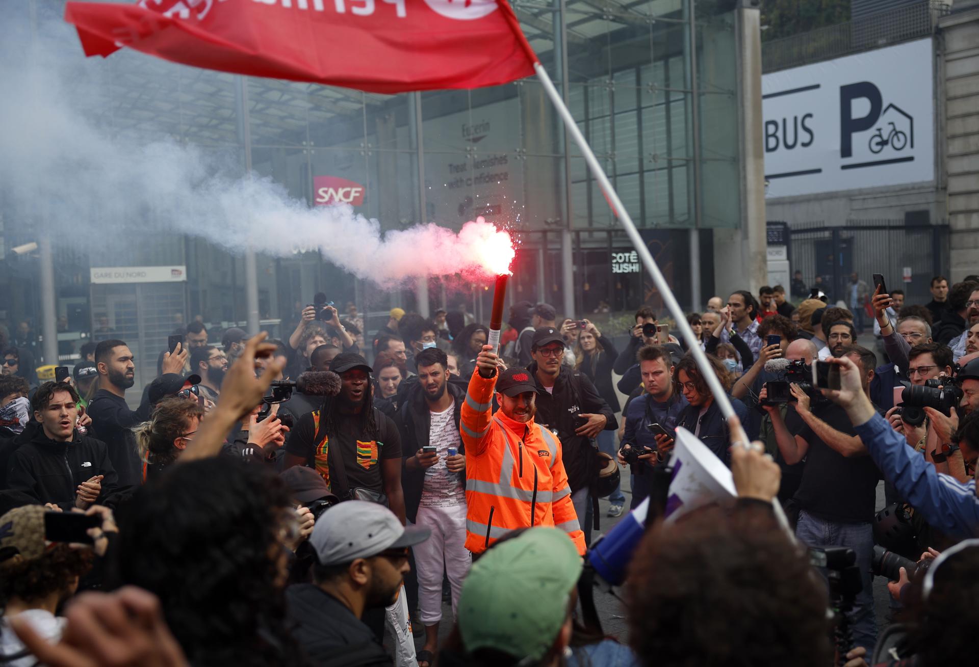 Las protestas masivas contra Macron incendian Francia con casi 200 detenidos y 80.000 policías desplegados